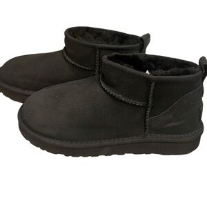NWOT UGG Black Ultra Mini Suede Boots Size 7